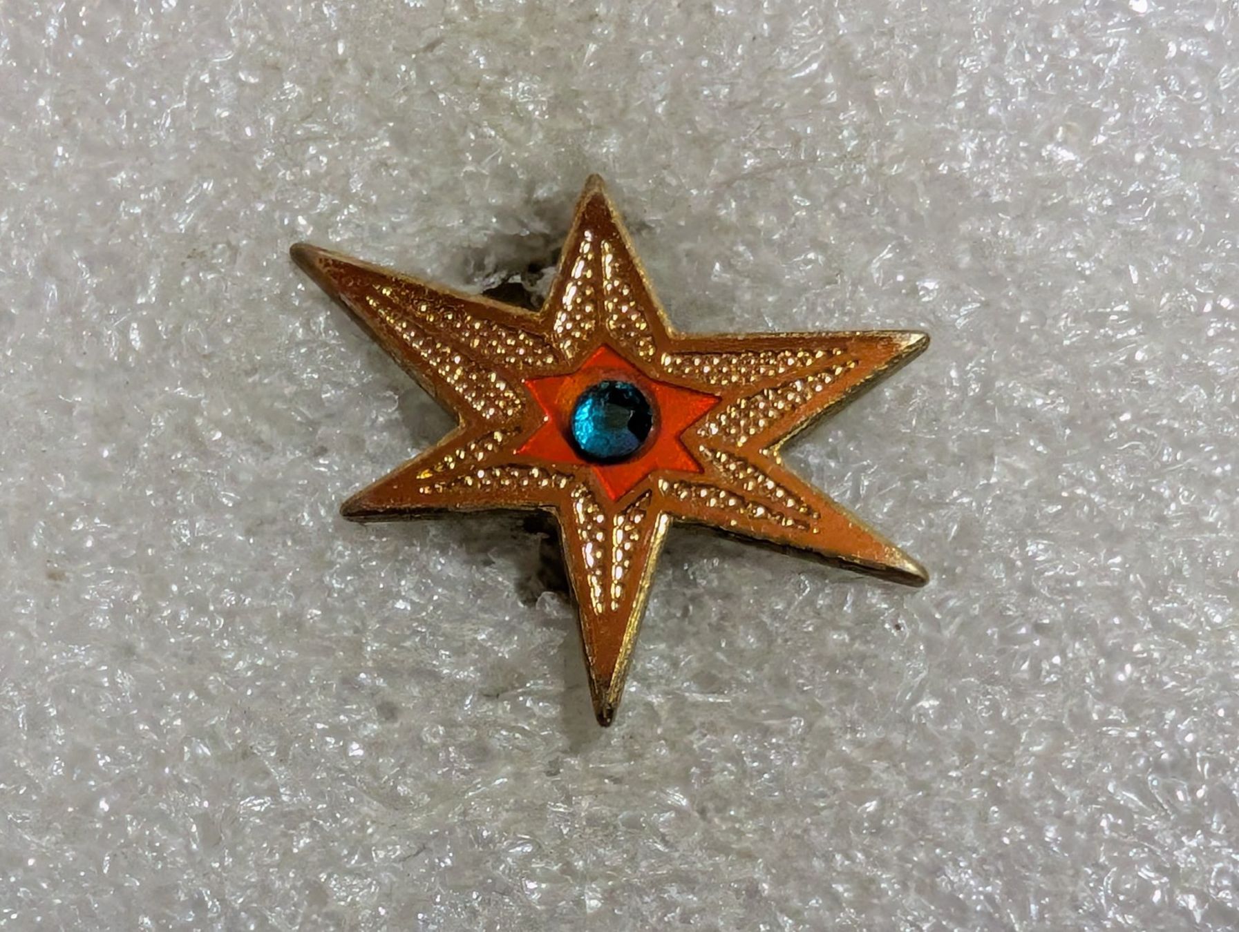 Plaquettes & Badges: Ansteckpin 242: – D'occasion à Oppligen par Pin-Fall-Shop