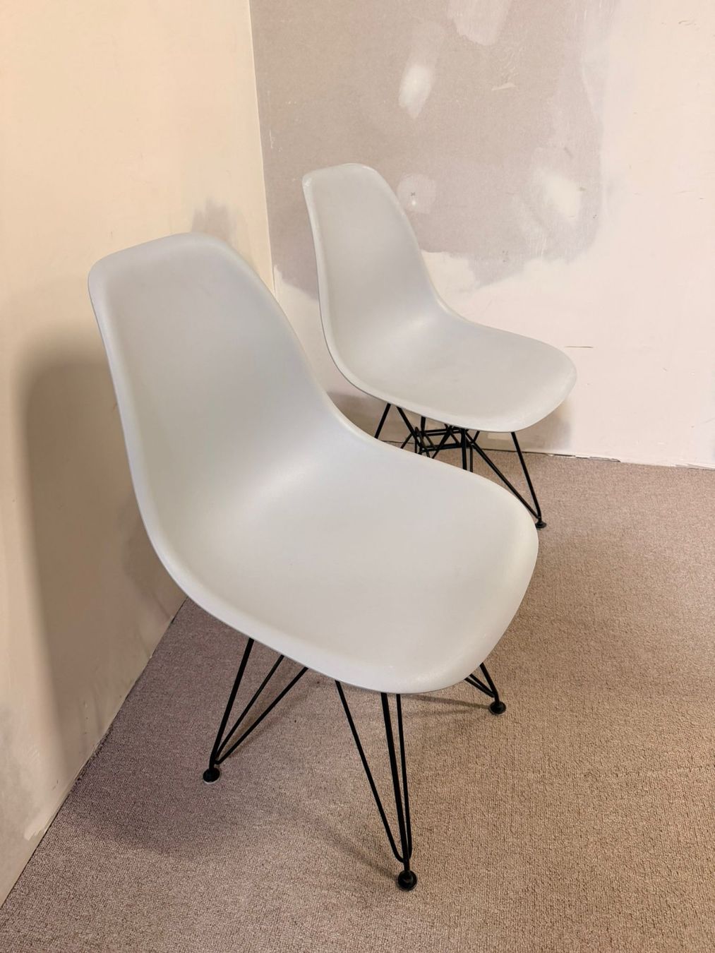 Stühle: 2er Set Schalenstuhl hellgrau ähnlich wie Vitra Eames Stühle – Gebraucht aus Rickenbach ZH von Der-Insider 6