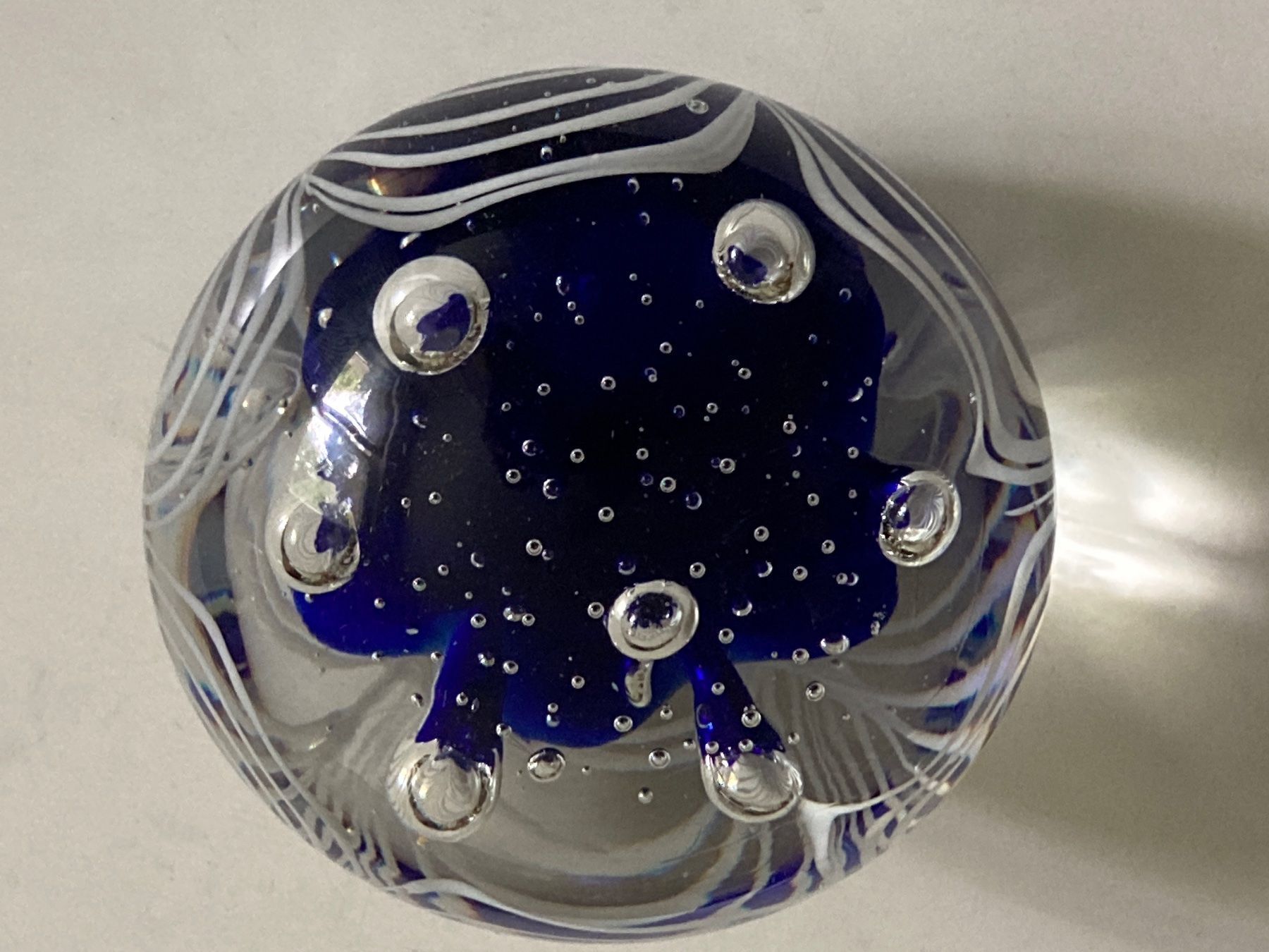 Gläser: Schöne Glaskugel mit einer blauen Blume – Gebraucht aus Zürich von Chaeffeler