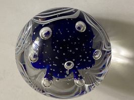 Schöne Glaskugel mit einer blauen Blume