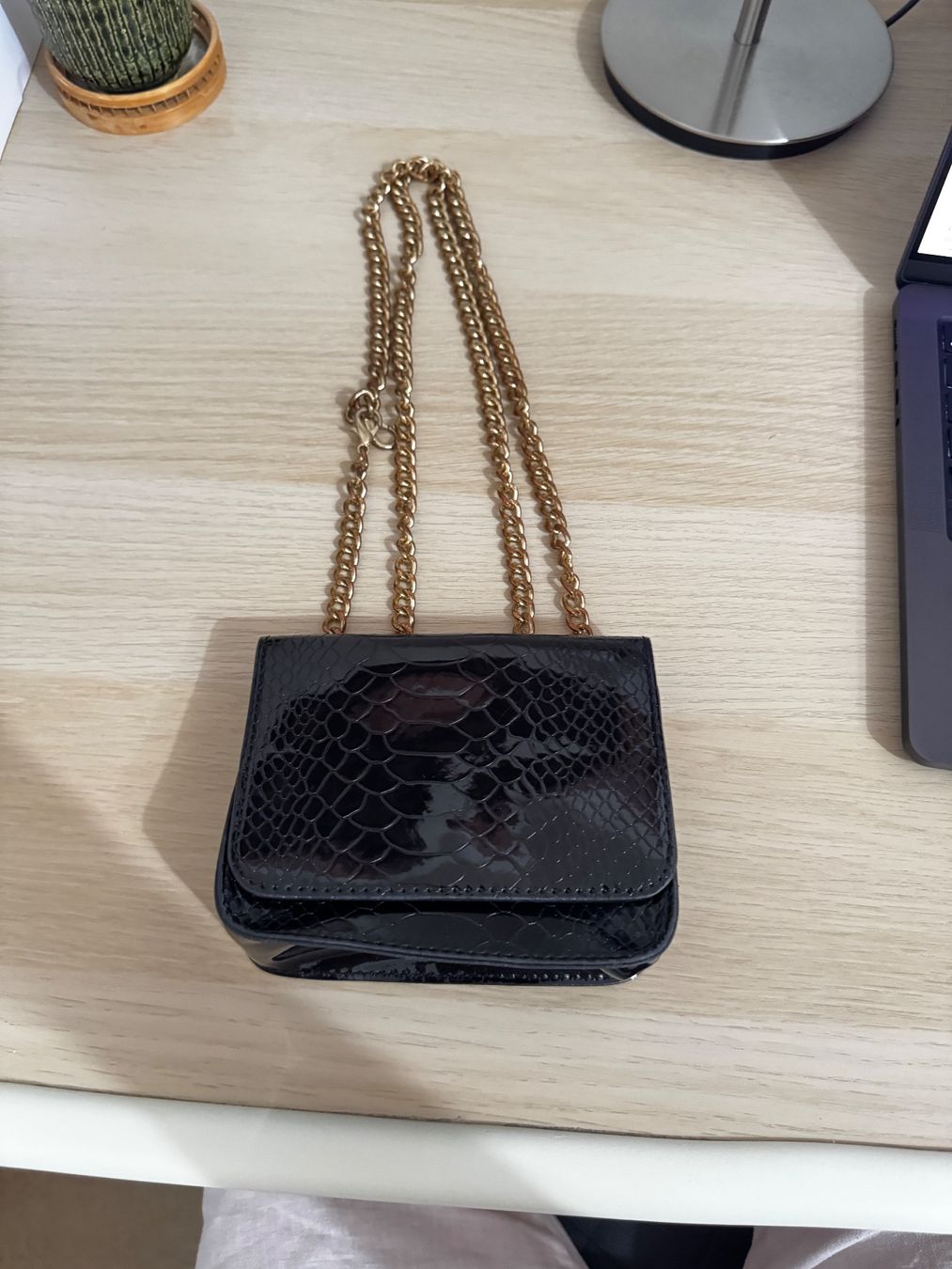 Borse da donna: schwarze Tasche mit Goldkette – Usato da Zürich venduto da fresh0001