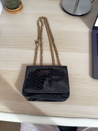 schwarze Tasche mit Goldkette