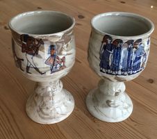Deux gobelets 15 mm d'hauteur, en terre cuite, laqués