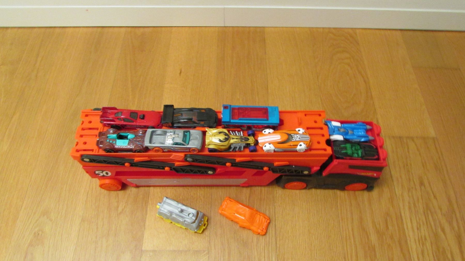 Hot Wheels Giocattoli: Hot Wheels Mega Hauler Auto Laster m. 9 Autos – Usato da Thalwil venduto da BoBerge 2