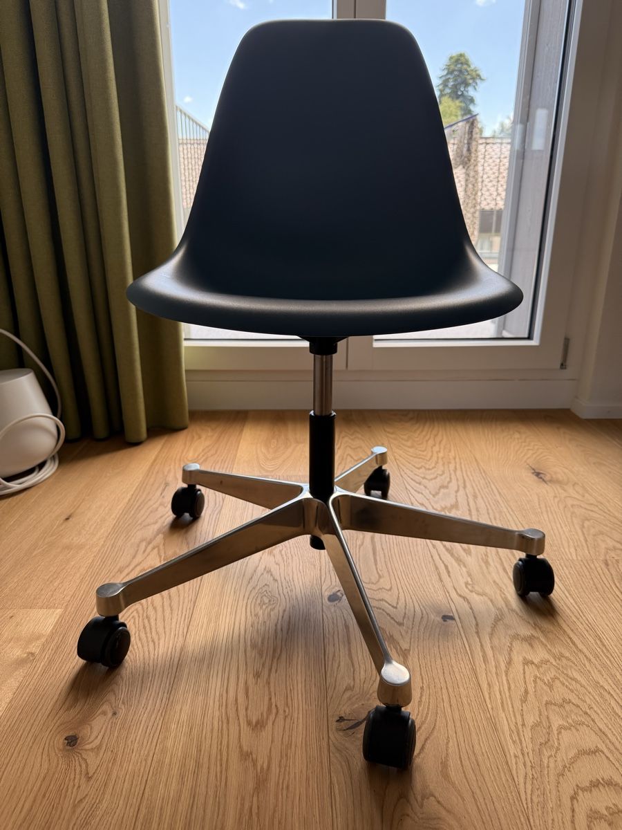 Eames Sedie: Eames Plastic Chairs / Bürostühle  – Usato da Schüpfen venduto da dub_svh2 3