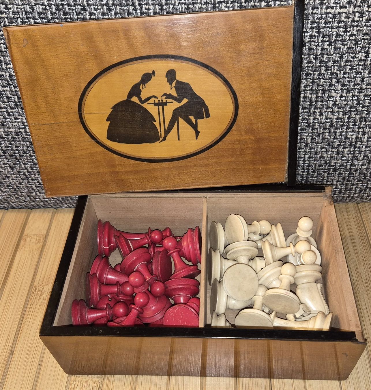 Giochi: Antike Schachfiguren in dekorativer Box – Usato da Basel venduto da Kurioses 6