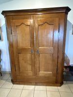 Massiver Holzschrank antik
