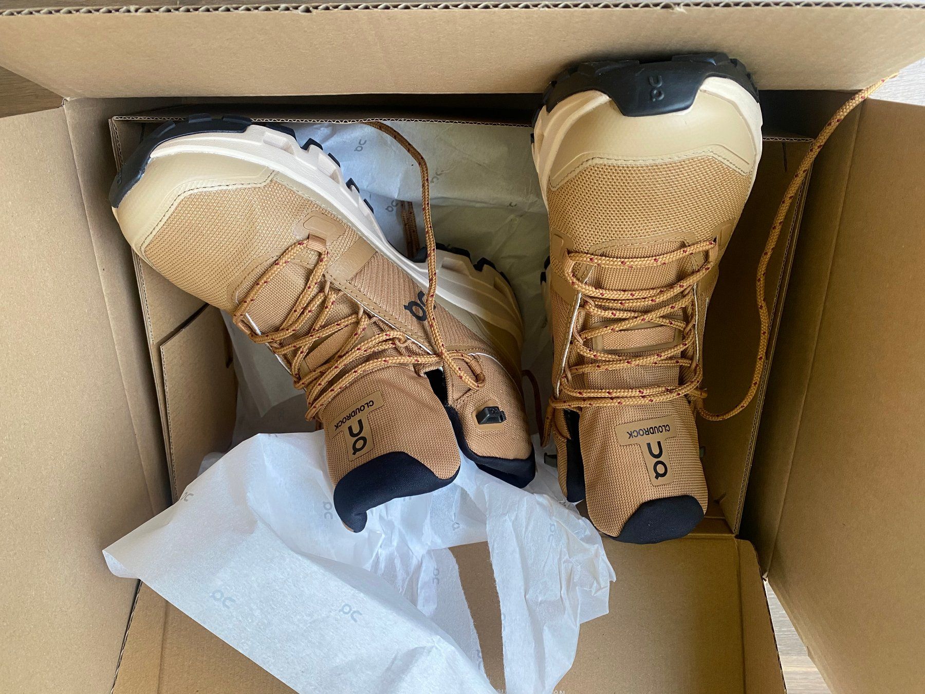 On Scarpe da donna: WANDERN   Cloudrock Mid WP Sphinx | Sand Grösse: 38(W) – Nuovo (secondo la descrizione) da Herrliberg venduto da catherinestalder
