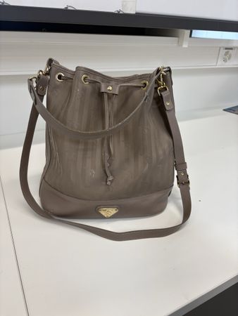 Maison Mollerus NIESEN Beuteltasche – Taupe Grau / Gold