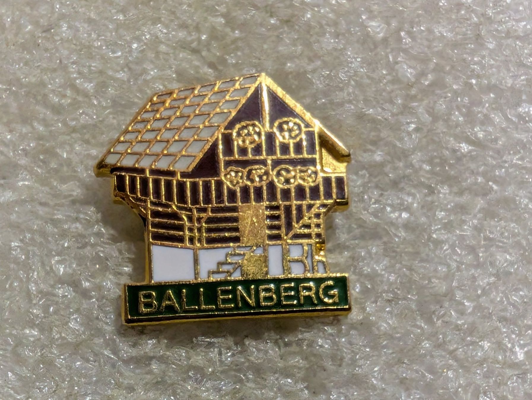 Plaketten & Abzeichen: Ansteckpin 107: Ballenberg – Gebraucht aus Oppligen von Pin-Fall-Shop