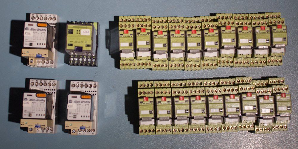 Componenti elettronici: Diverse Relais mit 230V Spulen – Usato da Zürich venduto da mac_l2k9