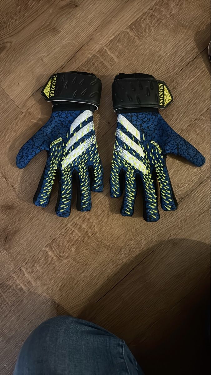 Adidas Guanti: Adidas Predator Goalie Handschuhe – Usato da Lützelflüh-Goldb venduto da Sheldi