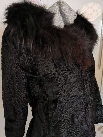 Schwarzer Persianermantel mit Echtpelzkragen, Winter