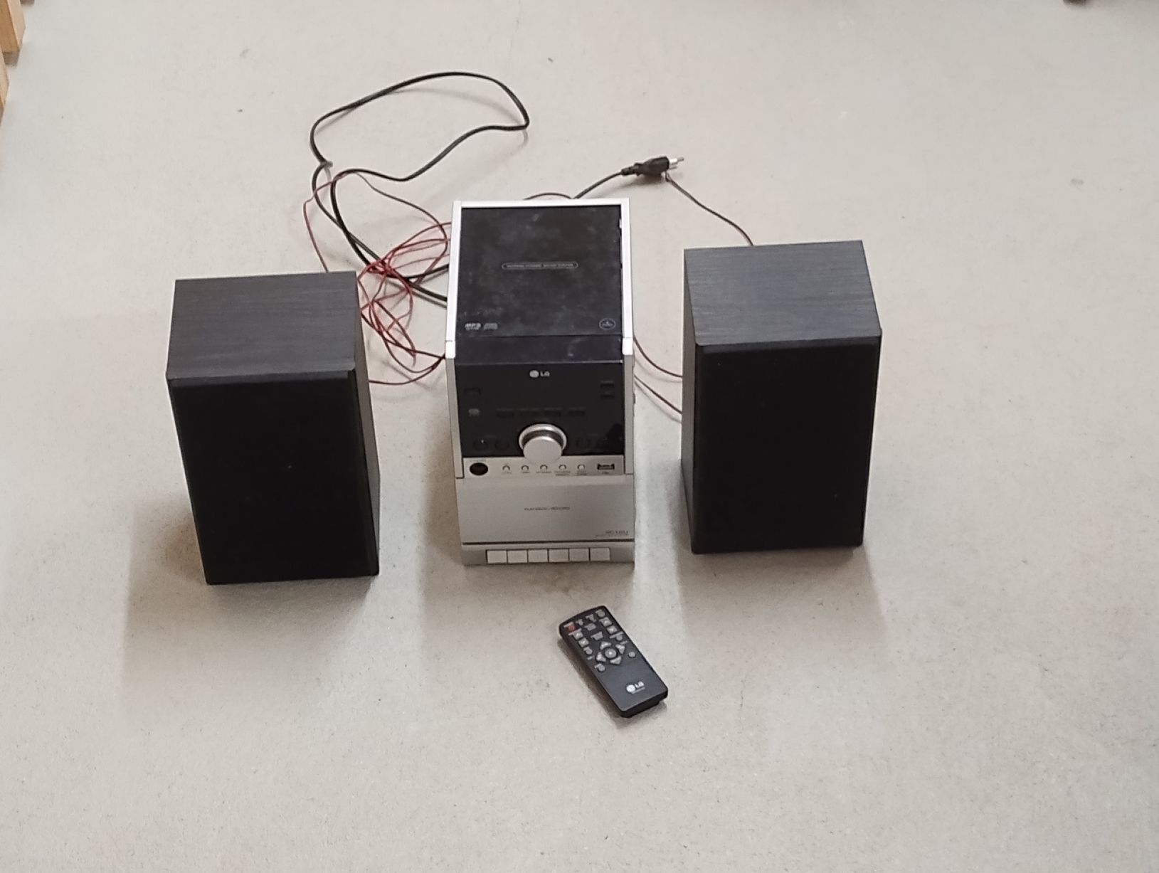 LG Multimediaplayer & Streamer: LG Micro Hi-Fi System XC12U, Speakers & Remote – Gebraucht aus Zürich von danihell