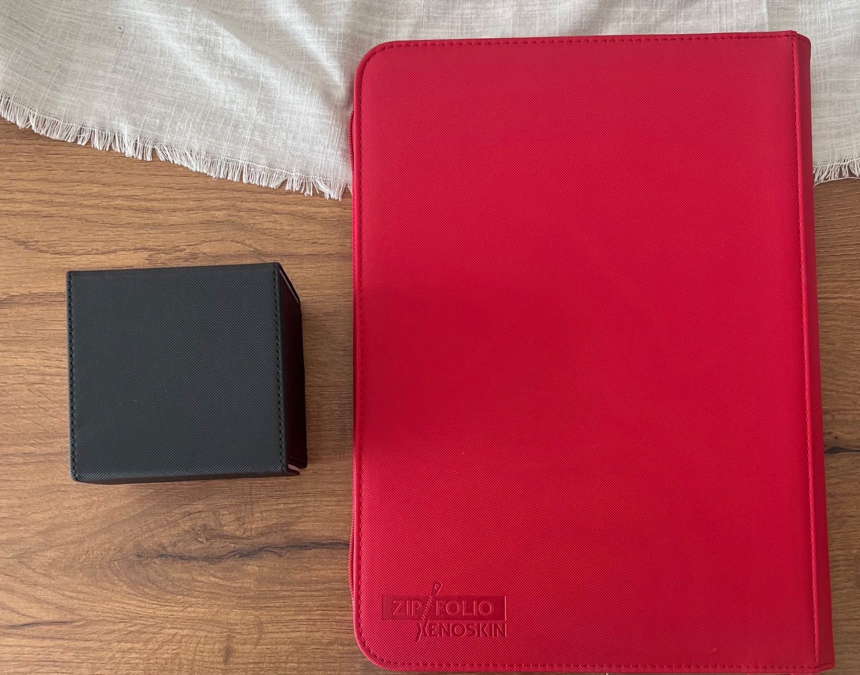 Autres vêtements & accessoires: Ultimate Guard Binder rot und Box – D'occasion à Zofingen par Florianij 1