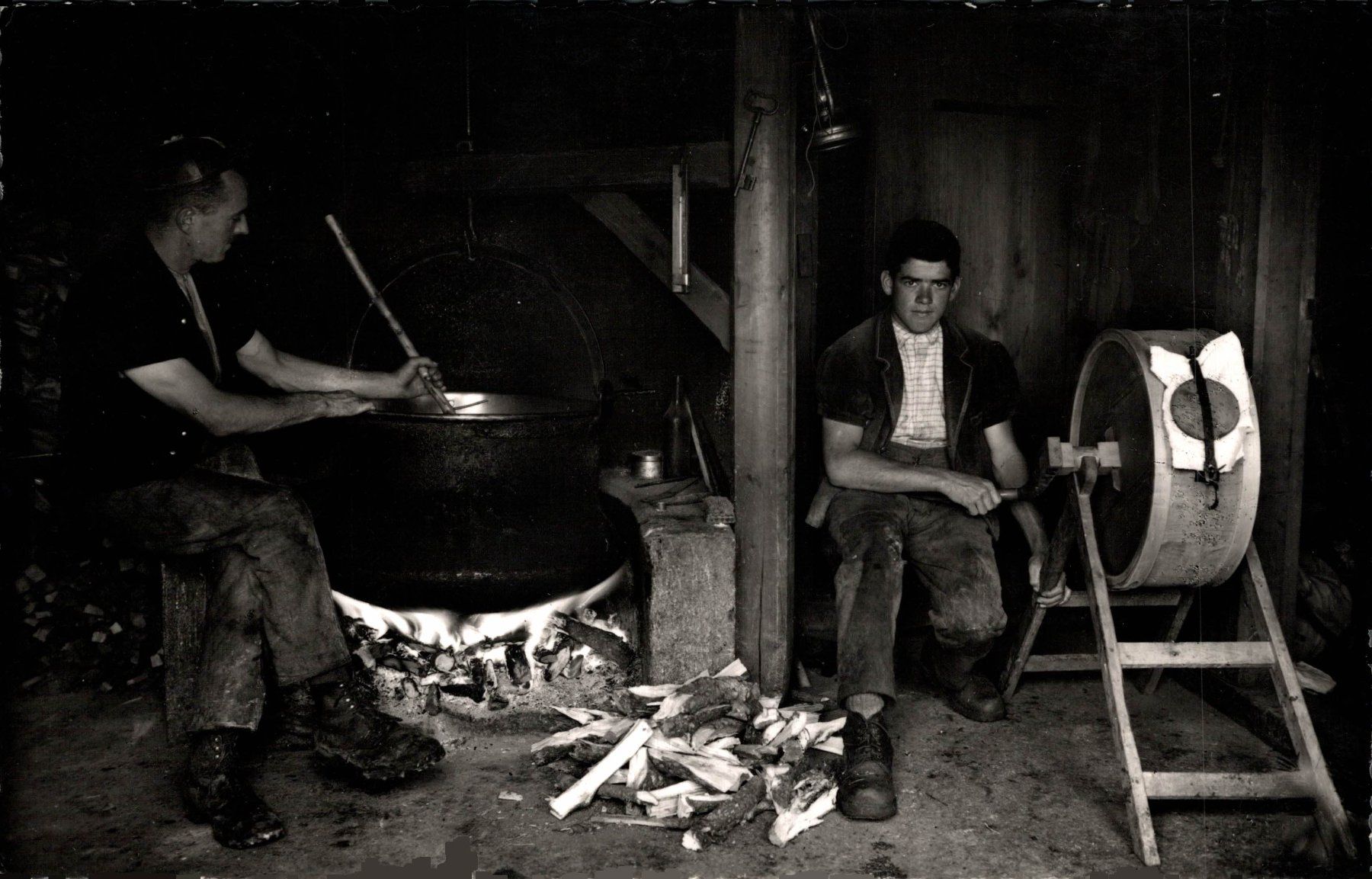 Cartoline postali: Sennen beim Käsen in der Alphütte – Usato da Bronschhofen venduto da Astore