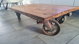 Rustikaler Couchtisch auf Rollen Industrial Design