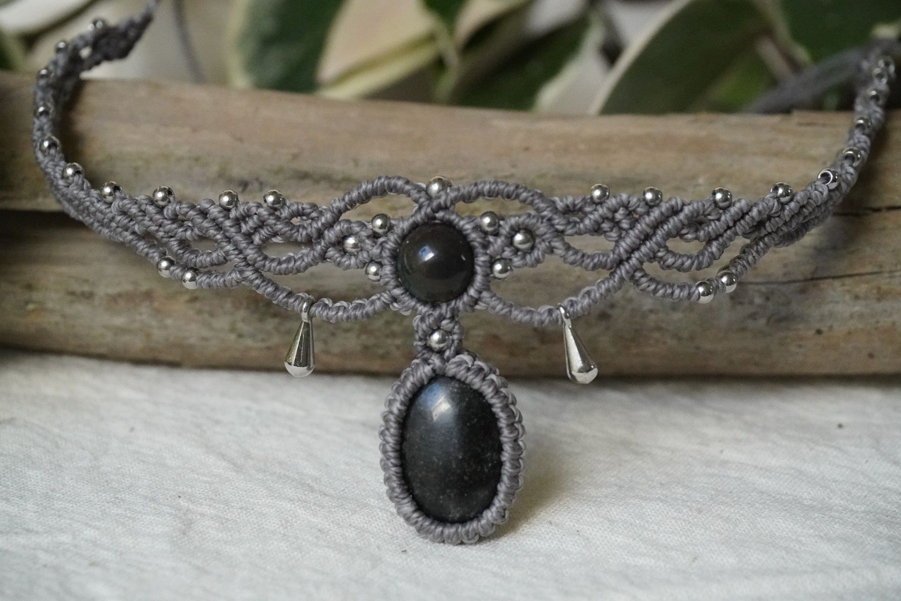 Catenine: Einzelstück - mirava - Makramee Choker-Halskette – Nuovo (secondo la descrizione) da Heerbrugg venduto da R.St27 1