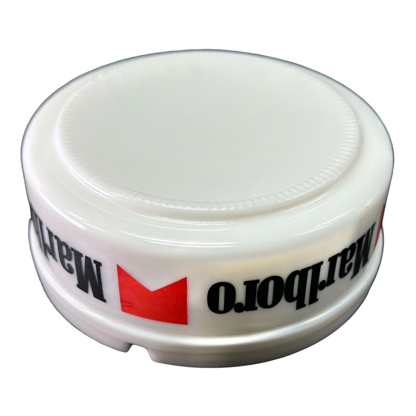 Marlboro Portacenere: Cendrier Marlboro en opaline blanche – Usato da Morges venduto da deco.vintage 4