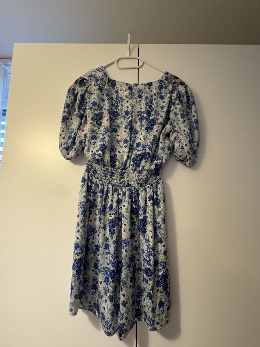 Zara Robes: ZARA Einteiler mit Blumenprint Grösse M – D'occasion à Frauenfeld par ani_pdx9 2