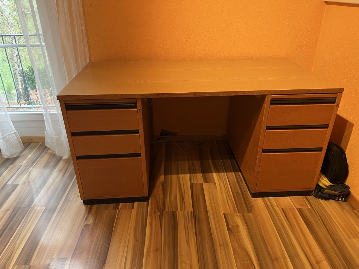 Schreibtische: Bürotisch – Gebraucht aus Wallenwil von i.r.
