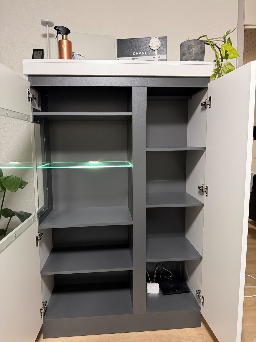 Vetrine: Vitrine weiss/anthrazit Glas LED Softclose NP 295€ – Usato da Thayngen venduto da Fxbienne 2