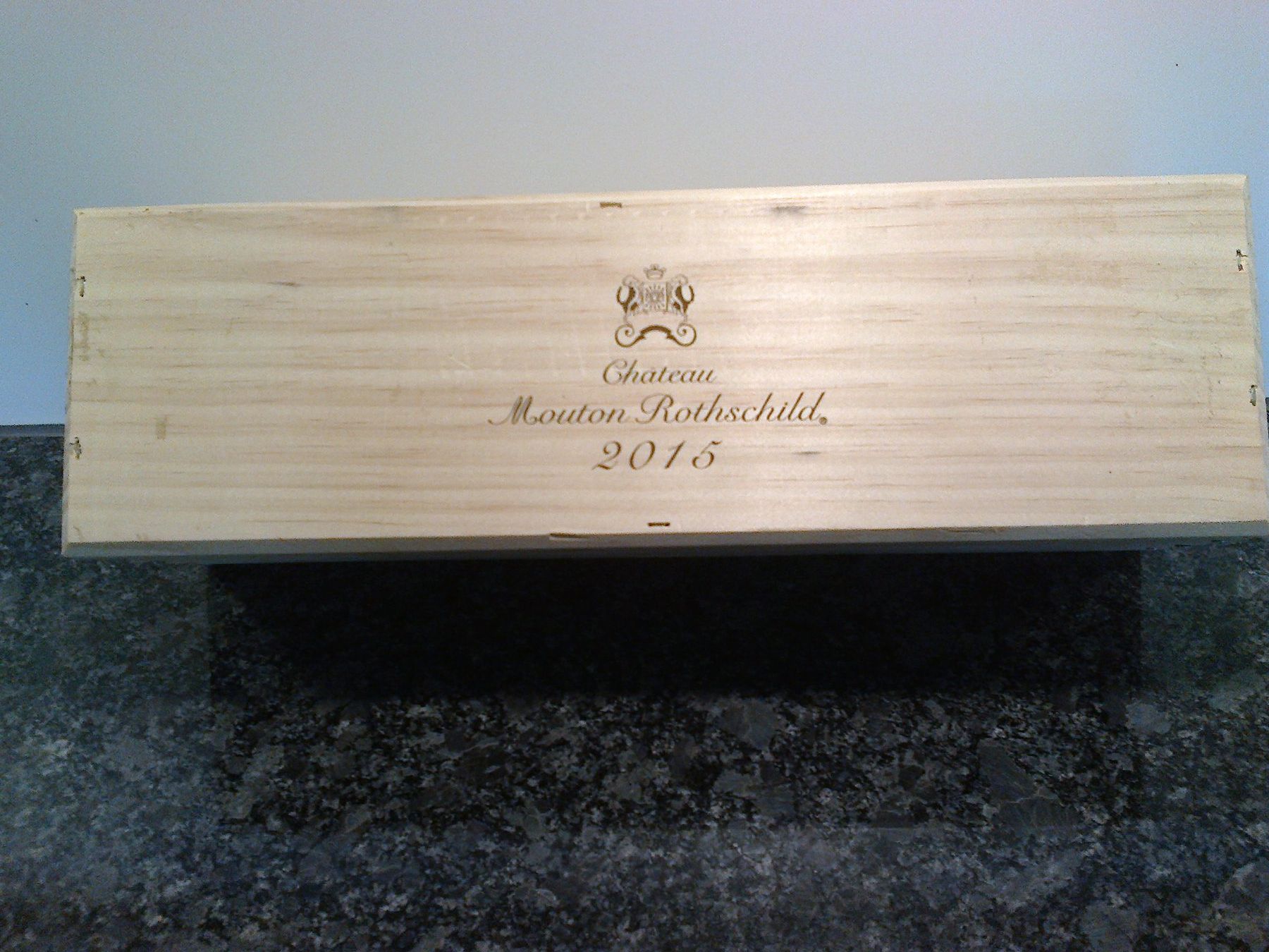 Mouton Rothschild Vino: Mouton Rothschild 2015, Versand möglich!!!! – Nuovo e nell'imballaggio originale da Krauchthal venduto da Tokaji67 2