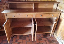 Très joli buffet de cuisine en pin massif