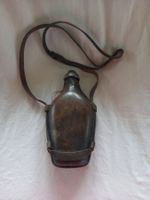 Gourde ancienne militaire en cuir avec bouteille en verre