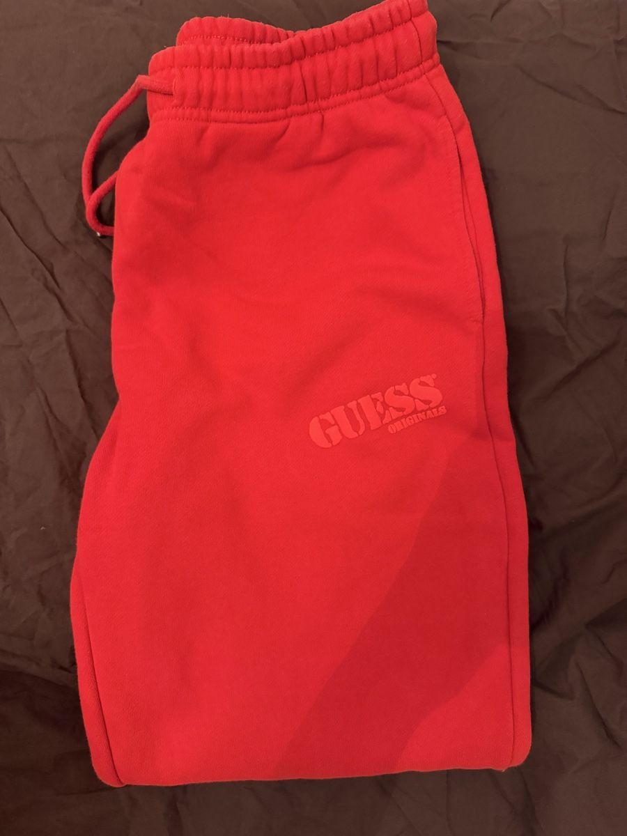 Guess Pantalons: Guess Trainerhose – D'occasion à Eschenbach LU par Tatzi1