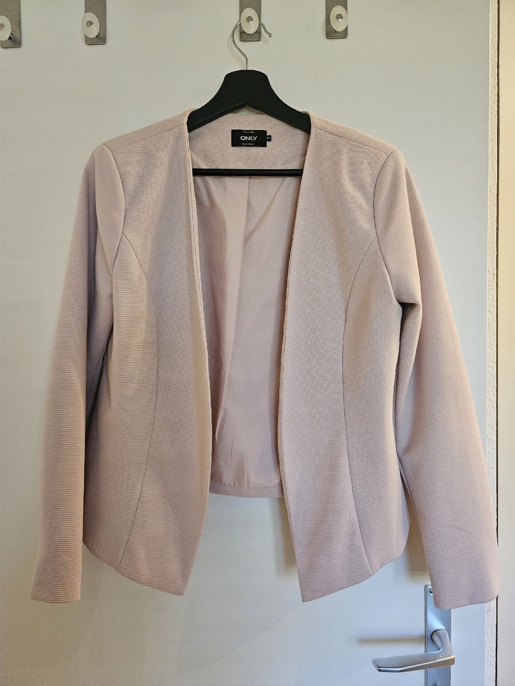 Only Jacken: Blazer Only rose clair matière structurée taille 38 – Gebraucht aus Genève von chichiii