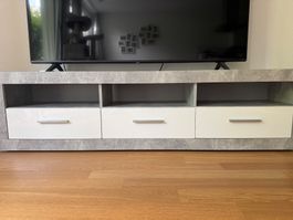 TV-Möbel grau mit drei weissen Schubladen