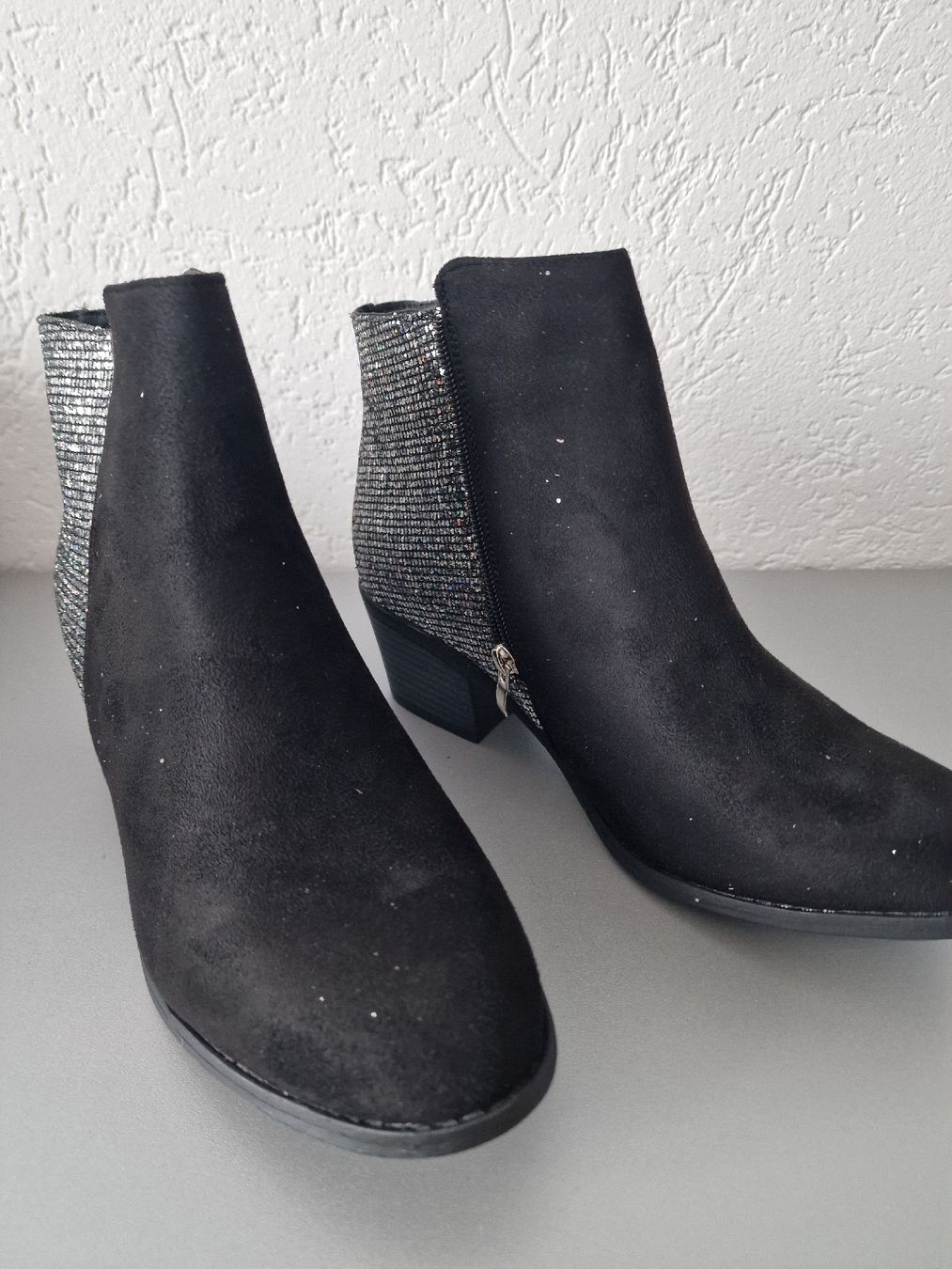 Scarpe da donna: Schwarze Stiefeletten mit Glitzer, Gr. 40 – Nuovo (secondo la descrizione) da Ottenbach venduto da Claurin 1