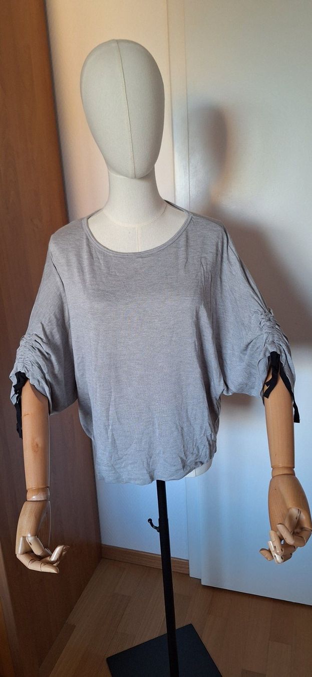 Stradivarius T-shirts: Stradivarius,  pull – Neuf avec emballage d'origine à Lussery-Villars par pousinete02