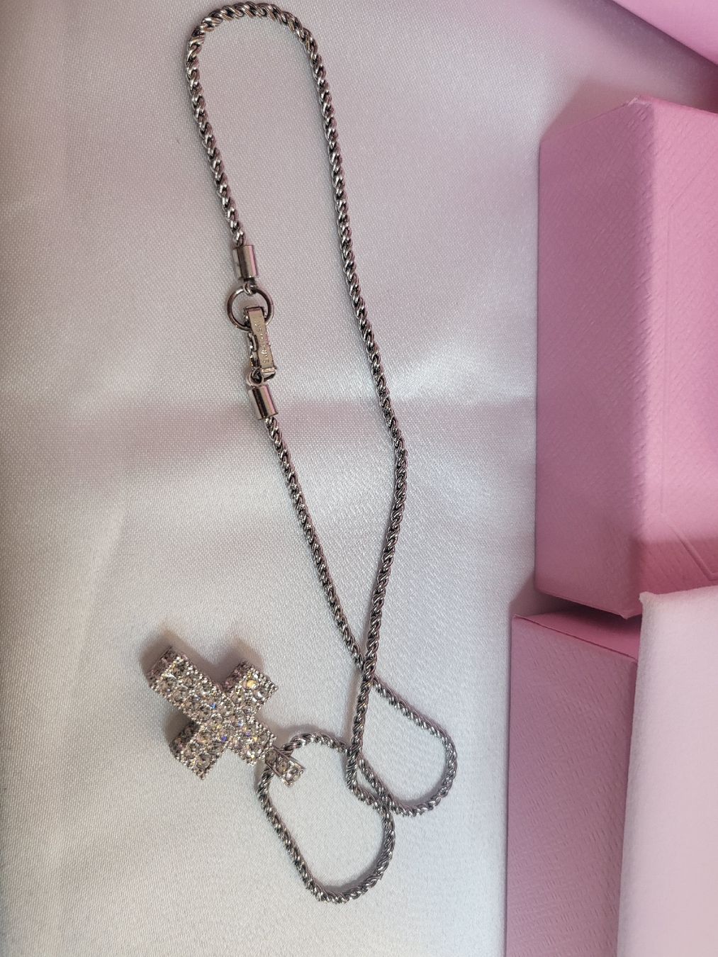 Swarovski Colliers: Swarovski Kreuz mit Kette – D'occasion à Hellbühl par d.d.d.125 1
