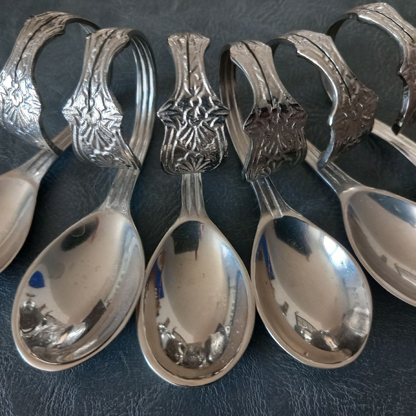 Sonstige Dekorationen & Accessoires: 6 Amuse Bouche / Serviettenr. uf äm gedeckte Tisch. – Gebraucht aus Aegerten von gismolini 2