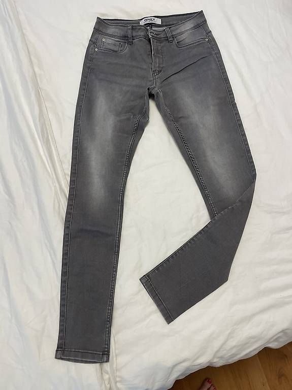 Jeans: ONLY Jeans Grau  Größe M / Länge 32 – Usato da Glis venduto da SabrinaXA