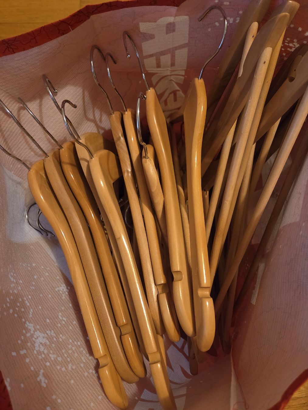 Appendiabiti: Holz Kleiderbügel Set 30 Stk. – Nuovo (secondo la descrizione) da Emmen venduto da GrabandGo 1