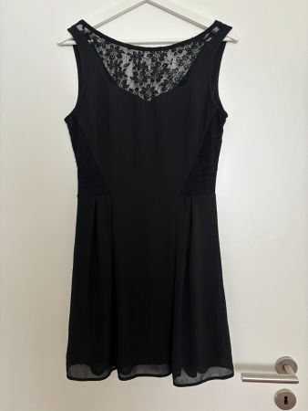 Sommerliches, elegantes, schwarzes Kleid mit Spitze, S