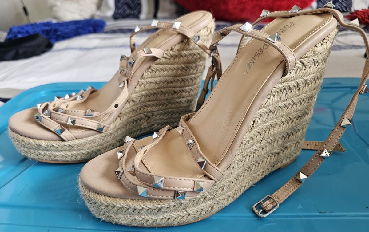 Scarpe da donna: Sandales compensées beige avec clous argentés - Taille 38 – Nuovo (secondo la descrizione) da Henniez venduto da jcf_6rzc