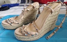 Sandales compensées beige avec clous argentés - Taille 38