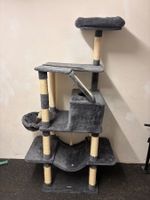 Arbre à chat gris avec griffoirs bon état