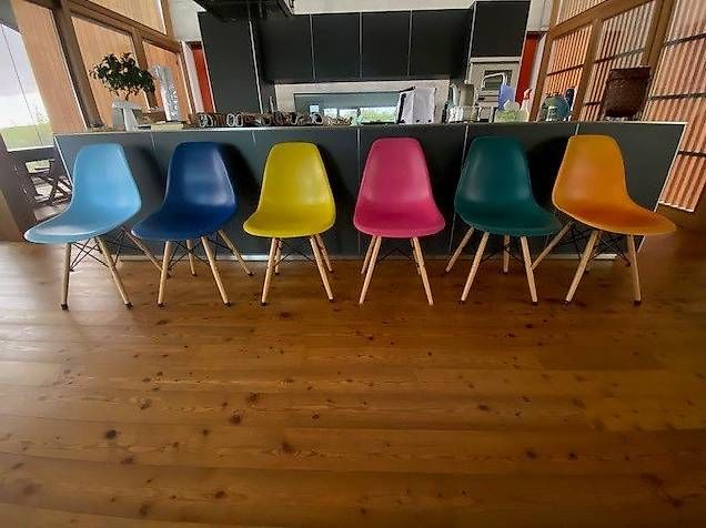 Stühle: Chaises en plastique réplique Eames – Gebraucht aus Lovens von lexou71