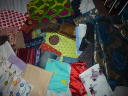 grand lot de tissus divers pour travaux de couture 4,521 kg