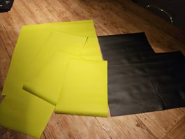 Kunstlederreste grün/schwarz, ideal für Basteln im Herbst!