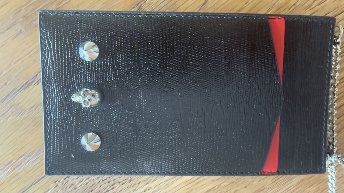 Alexander Mcqueen Taschen: ALEXANDER MCQUEEN Black Embossed Leather Skull Phone Case On – Neu (gemäss Beschreibung) aus Dübendorf von Dave702 3