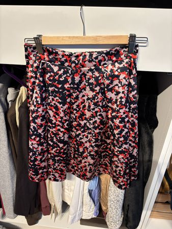 Stylish Hugo Boss Skirt, size 34