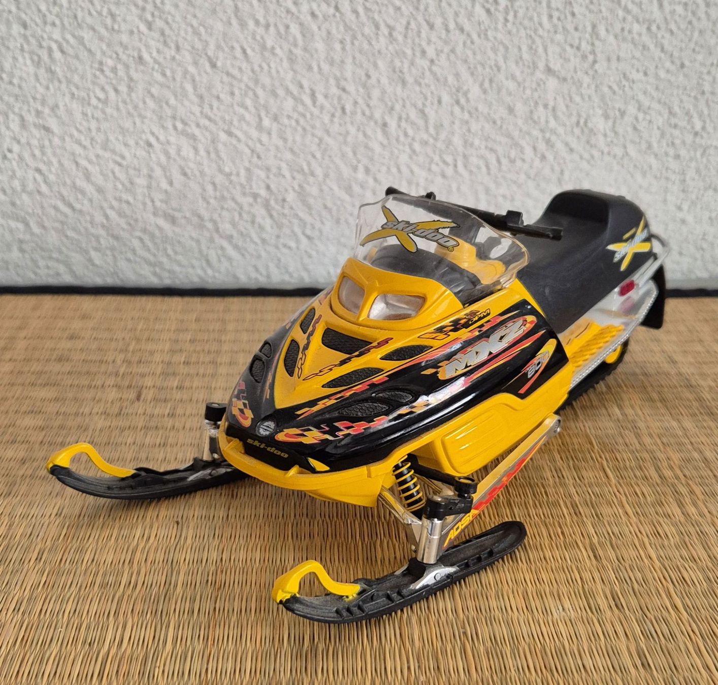Giocattoli: New-ray Ski-doo MXZ 800 Snowmobile von 2002 – Difettoso da Dübendorf venduto da Povo 1