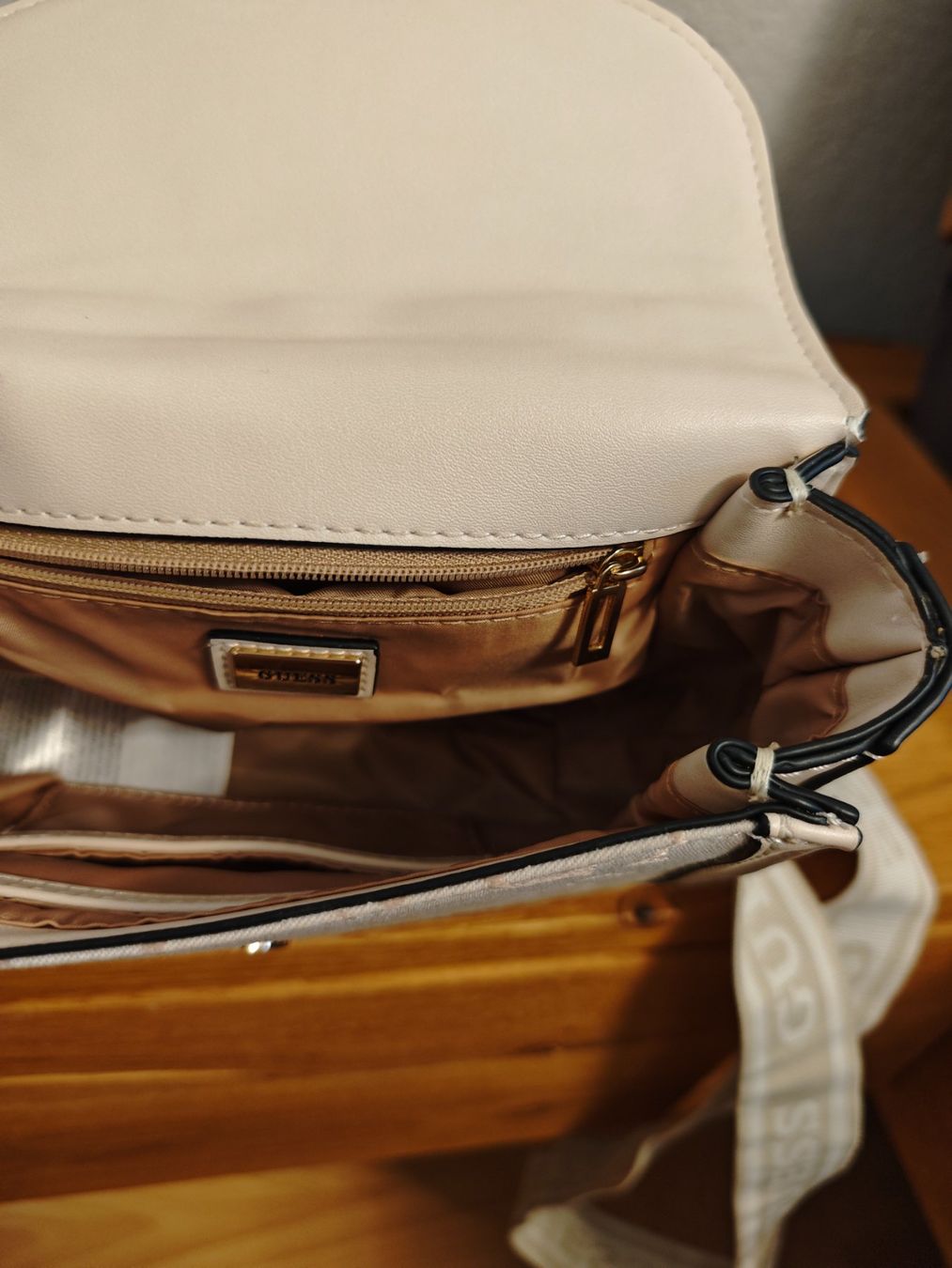 Guess Taschen für Damen: Guess Handtasche in Beige 💕 – Gebraucht aus Gunzgen von 0Aurin0 3