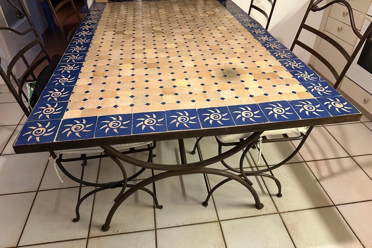 Set di tavolo e panche: Table marocaine en faïence et 4 chaises – Usato da Vessy venduto da MrPatina